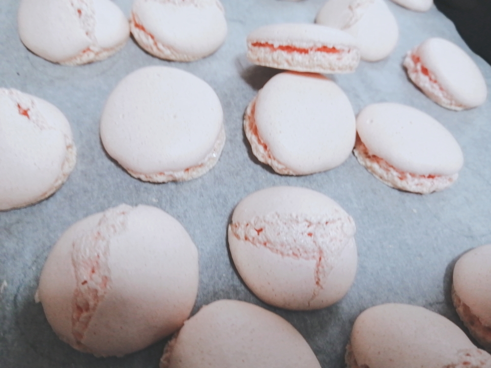 マカロン作ったのですが ひび割れたり ひび割れて無いものは斜 Yahoo 知恵袋