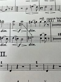 ラフマニノフピアノ協奏曲第2番のビオラの楽譜で 下向きの矢印 Yahoo 知恵袋