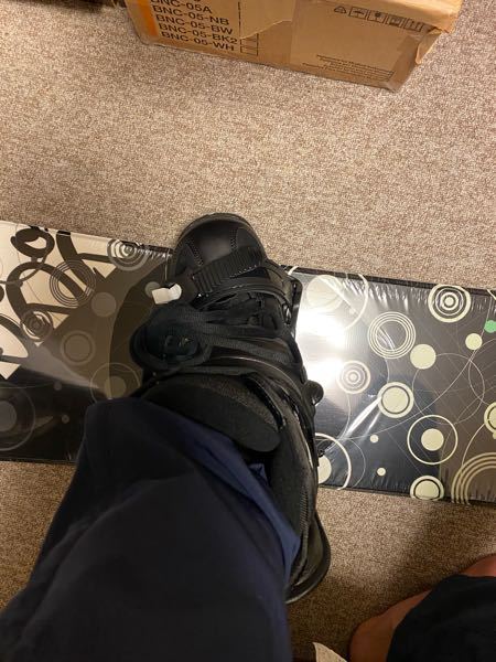 ボードの板、靴 スノボ初心者です。写真の様に靴が板から靴先がはみ出すのですが
