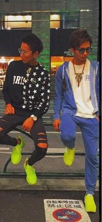 なんでパリピみたいな陽キャ達ってこう言う色付きのメガネしてる Yahoo 知恵袋