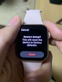Apple Watchを買ったのですが最初電源つけたらこんな画面が出てきます。 ペアリングなどできません。対処法をよければ教えてください。