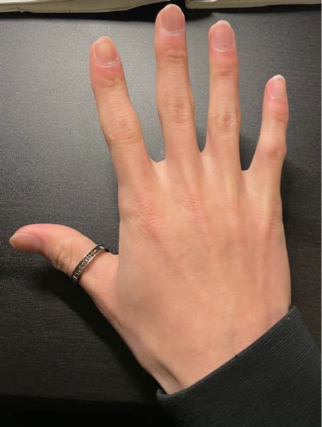 写真のように親指だけにリング(指輪)をつけるのはダサいのでしょうか 