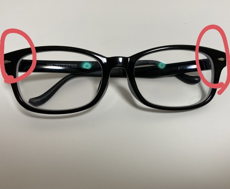 就活の眼鏡についてです。使用している眼鏡にはスタッズ？（赤い丸の 