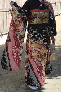 結婚式で派手な振袖を着るのはマナー違反ですか 代前半の未婚女 Yahoo 知恵袋