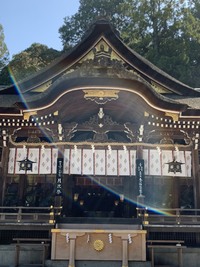 神社で撮った写真に 虹状のラインが入っていたのですが これは何でしょう Yahoo 知恵袋