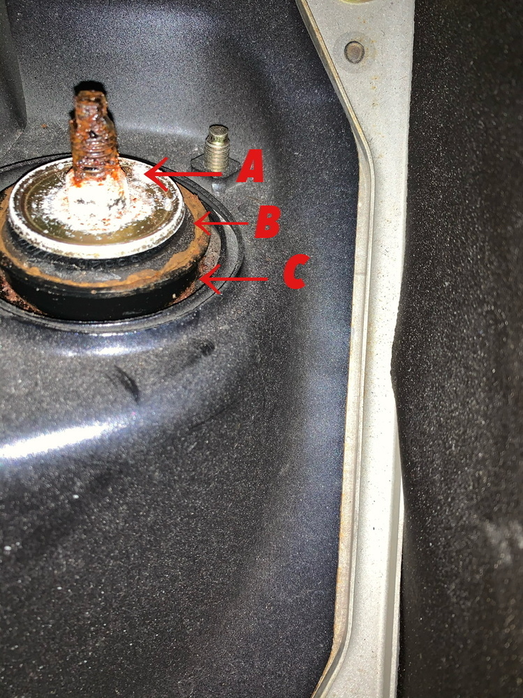 リアアッパーマウントブッシュについて。 車種は31セドリックセダンです。 リアアッパーマウントブッシュの劣化状況を知りたいです。見えにくく、触りにくいのですが、A、B、Cどの部分ですか？また、写真からは劣化とか分かりますか？