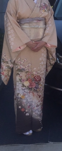 このお着物は何歳まで着られそうですか 30代前半までですかね 写真だと Yahoo 知恵袋