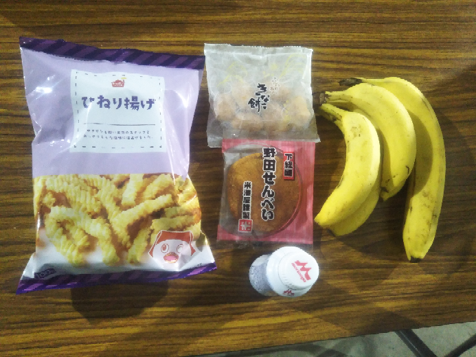 みなさん今日のおやつはなんですか？…僕は「ひねり揚げときなこ餅と野田せんべいとヨーグルトとバナナ5本」です❤。