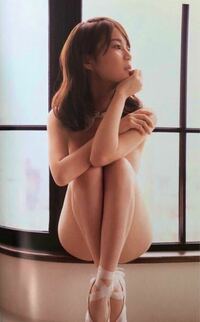 下の写真は乃木坂の生田絵梨花ちゃんの写真集の一部なのですが、これって現場ではスタッフに体がまる見えなんですか？下着を履いているようには見えないです。 