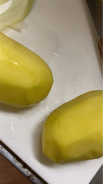 こんな感じでじゃがいもをむいたら少し黄緑っぽい部分があったん