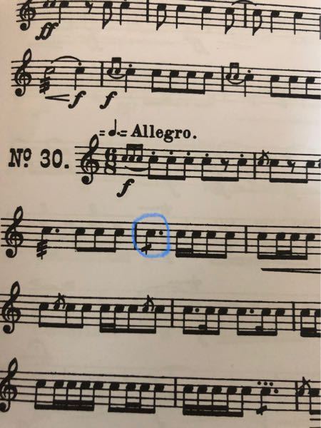 KLElNE TROMMEL SCHULの No.30 のエチュードのリズムなんですが 青の丸で囲ってあるリズムって 8分音符が3つって事ですか？ 正しいリズムを教えて頂けると 嬉しいです