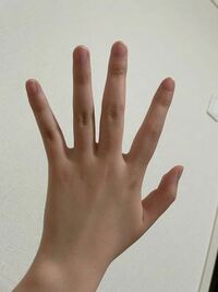 自分の手が嫌いです。 指太いし小学生みたいな手で女性なのに女性らしくないです。 周りにはもちもちで赤ちゃんの手みたいとか言われます。 骨格とかも関係しているのでしょうか 
