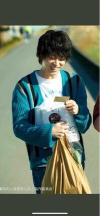 映画花束みたいな恋をしたで菅田将暉さんが着ているこの カーディガン Yahoo 知恵袋
