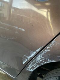 車の塗装面に他車の塗装が付着 した場合 シンナーで拭くと落ちると Yahoo 知恵袋