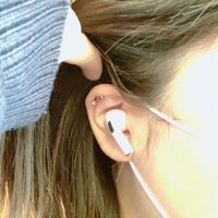 ピアス2つ開けて6時間くらいなんですが後ろに動かそうとしても全く動かな Yahoo 知恵袋