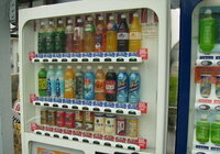 自動販売機のﾍﾟｯﾄﾎﾞﾄﾙはなぜ上の段にある？ 自動販売機を見ているとどんなものでも１５０円のペットボトルが一番
上の列にあります。
なにか理由でもあるのでしょうか？
