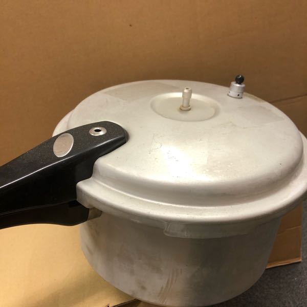 古い圧力鍋が出てきたのですが、メーカー何も書いてないので使い