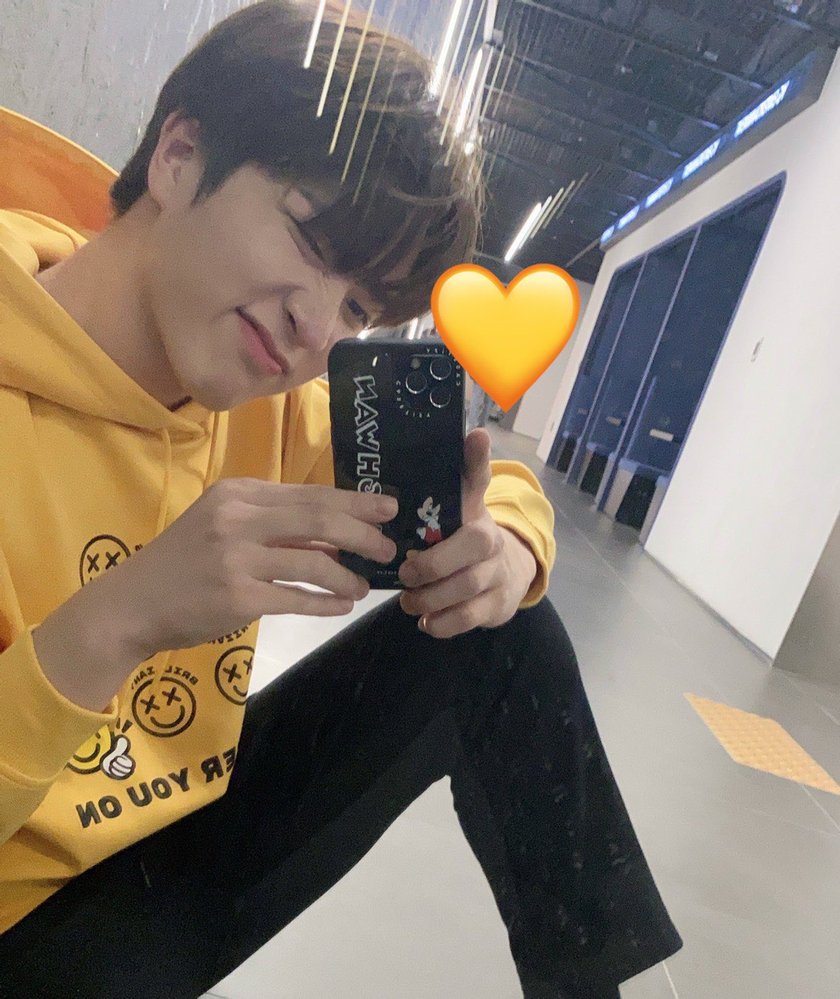 この写真にうつるジョンファンのスマホケースどこの物かわかる方 Yahoo 知恵袋