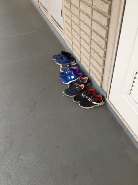 うちの住んでいるアパートの隣人が 共用廊下にこのようにズラッと靴を並べ Yahoo 知恵袋