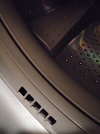 ドラム式洗濯機のドアパッキンのこの穴の中にヘアピンが落ちてし