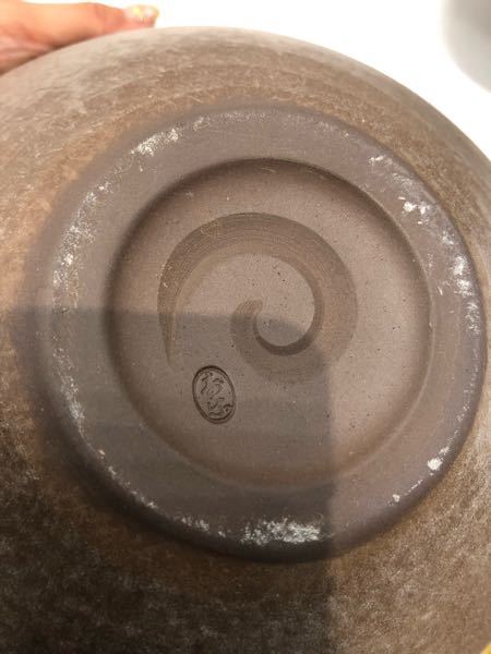 花器の裏なんですが、刻印とのの字みたいなマークは何ですか