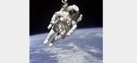 宇宙遊泳中の事故で宇宙飛行士が地球へ落下したらどうなりますか？ 