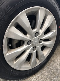 昨日 車を運転中に縁石にこすってしまいました 縁石自体はパッと見でわ Yahoo 知恵袋