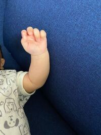 ３ヶ月の子です親指を中に入れてグーをしているんですが他にもそ Yahoo 知恵袋