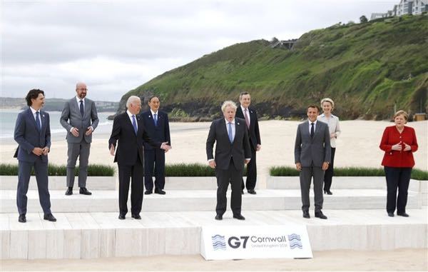 G7の集合写真です 後ろの右と左はだれですか Yahoo 知恵袋