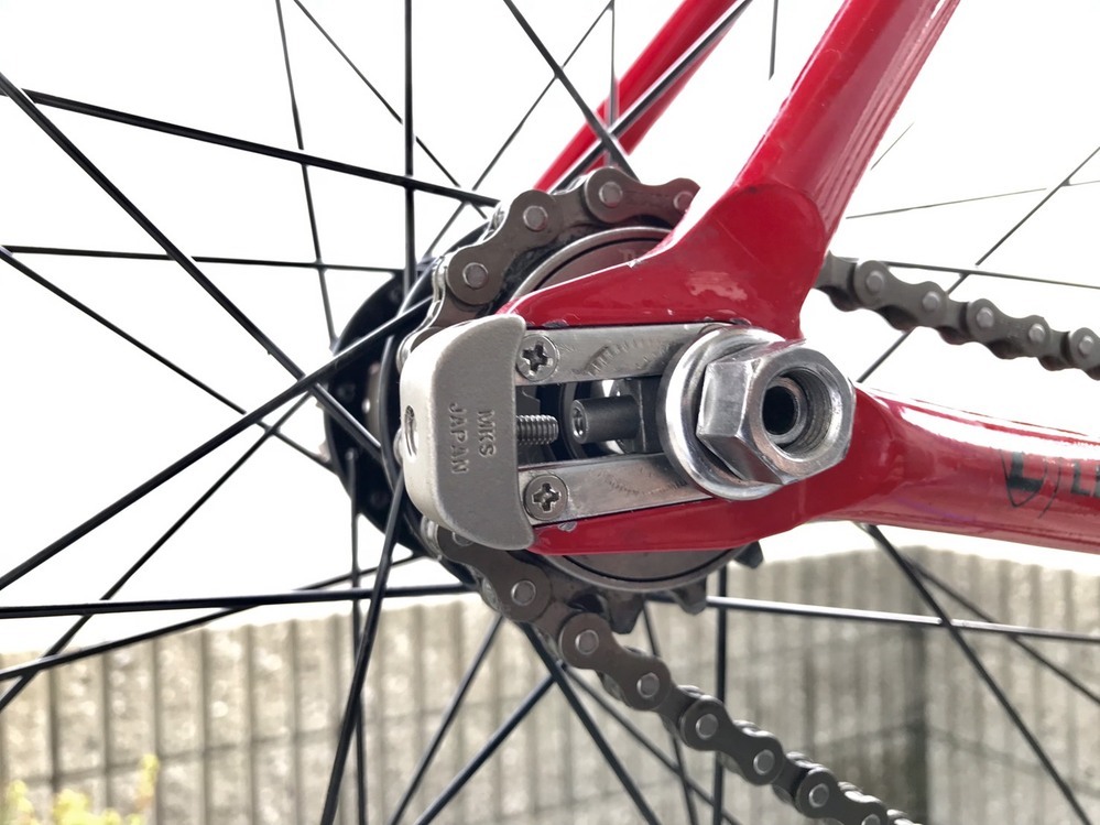 ピストバイクのリアホイールを固定する位置はシートチューブから 