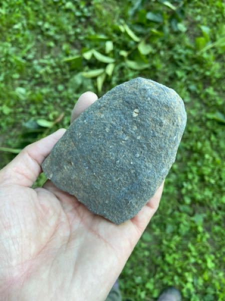 土の中から丸みを帯びた石が出てきましたがただの石なのでしょうか？普段はカクカクした石が多い場所なので。