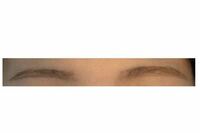 眉毛の左右非対称が気になります 左の眉が細くて右は太いです Yahoo 知恵袋