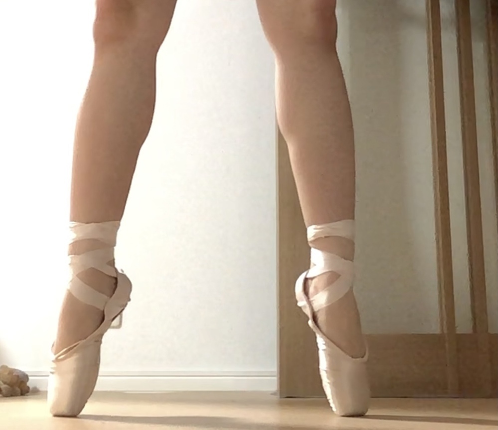 バレエで、トゥシューズを最近履き始めたのですが足首がなかなか 