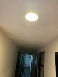 自宅マンションの廊下です。薄暗いので明るい照明に交換したいのですが、照明器具のソケット部分が奥まっているので間接照明のようになっています。 天井ボードと同じレベルにライトがつく方法が有れば教えてください。