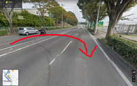 車でUターンが上手く出来ません。 画像の左側の車線から一車線またいで右側の車線にUターンしようとしたのですが、右側の縁石にぶつかりそうになり、一度切り返さないといけませんでした。
乗っているのは日産のノートの小さめの車なのにです。
ハンドルは、曲がる前に限界まで右に切っていました。

他の私より全長が長い車はあっさりUターンしてしまいました。自分はうまく出来ず恥ずかしかったです。こういう道の...