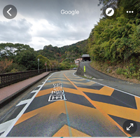 この道路標示の意味を教えてください。

Googleストリートビューで見ていたら、国道135号線に分からない道路標示がありました。

このオレンジのペイントの意味を教えてください。 よろしくお願いします。