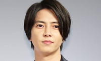 山下智久さんの直毛は縮毛矯正なんですか それとも元々ですか 本人が Yahoo 知恵袋