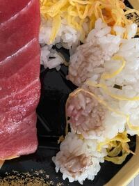 スーパーで海鮮丼買ったら酢飯の下の方にヌメヌメしている茶色っぽいものが Yahoo 知恵袋