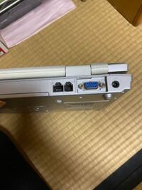 このノートパソコンの充電する所はどこですか？ あと、充電器はどこで買えますか？古いノートパソコンです！
