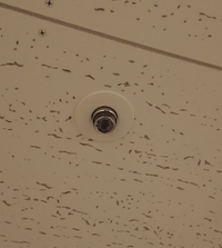 いま快活クラブの鍵付き個室にいるんですが 天井に付いてある写真の物体は Yahoo 知恵袋