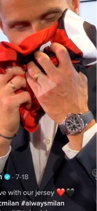 わかりにくいですがサッカー選手のジルーがつけている腕時計のブランドと幾 Yahoo 知恵袋