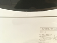 ドラム式洗濯機 Panasonic NA-VX3900Lを使用して2年半になります。

数日前から、洗濯後に水漏れするようになってしまいました。 確認すると、画像の通りドア下の外枠？の所から水が溢れてきているようです。

原因はなんなのか、自分で解決できることはあるのか教えて下さい。