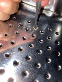 ドラム缶洗濯乾燥機の中の穴に、衣服の金具付き紐が挟まって