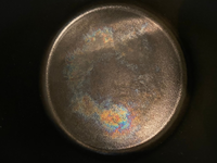 STAUBの鍋の中底が虹色になりました。
初めて使うのでシーズニングの後
料理して洗ったら、写真の様になってました。
これは、汚れなのでしょうか？
焦げなのでしょうか？ 