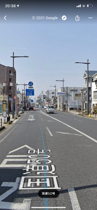 片側一車線の道路を走行 前方を自転車が走行 トラックがバックしている