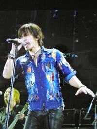 稲葉浩志さんのこのシャツ どのようにすれば良いですか Yahoo 知恵袋