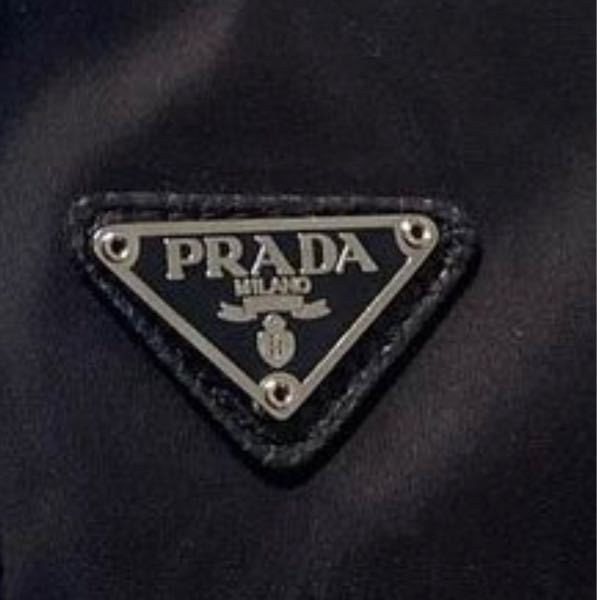 このPRADA本物だと思いますか？ - なんか、Rのつけ根に切れ込みが