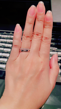 ハーフエタニティ選びで悩んでいます 結婚指輪は3ミリ ハーフ Yahoo 知恵袋