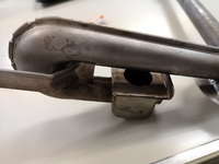 コールマン2バーナーの413hですが先日炎上しまして確認作業してました。ジェネレータ差し込み箇所の下部部分は(マニホールド)は穴開き状態でしょうか？？ 部品注文しようか迷ってます。写真の丸い部分になります。