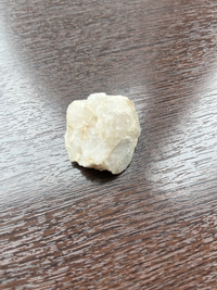 この石は何の石かわかる方。
教えてください。 